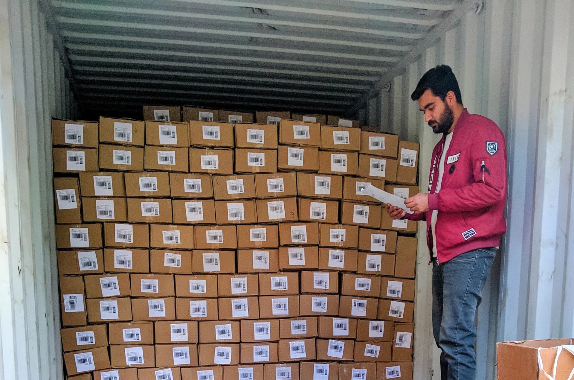 Raja Wajahat Farooq inspecting a USA-bound Himalayan salt container at Khewra